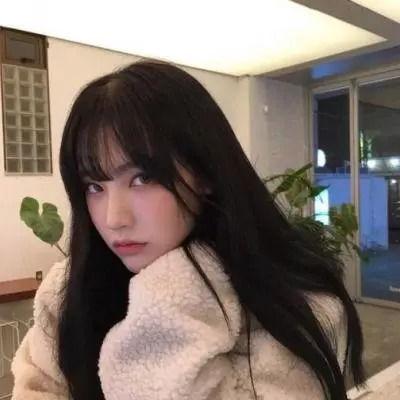 娱乐吃瓜酱精致女生